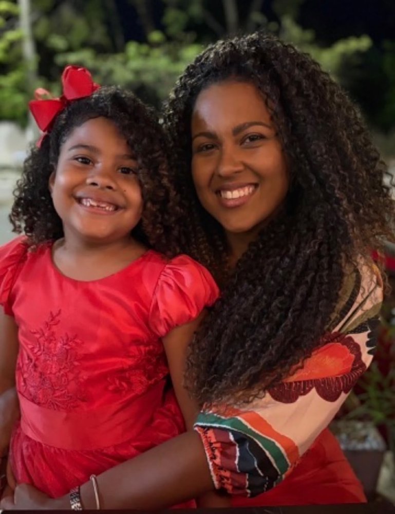 Priscilla Lima com sua filha Valentina
