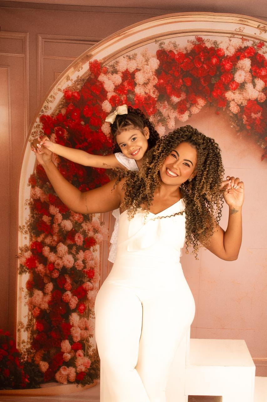 Priscilla Lima, especialista em cabelos cacheados infantis, com sua filha Valentina